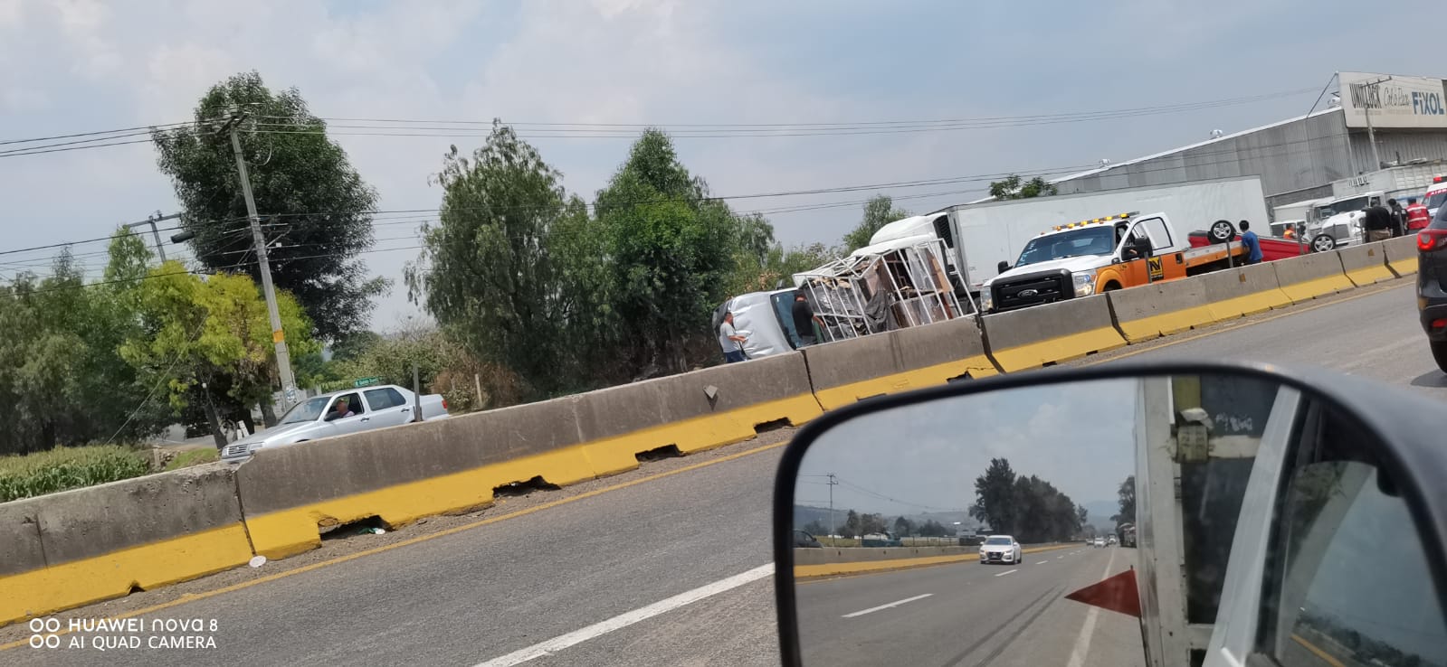 Vuelcan 2 vehículos sobre la autopista Morelia-Salamanca