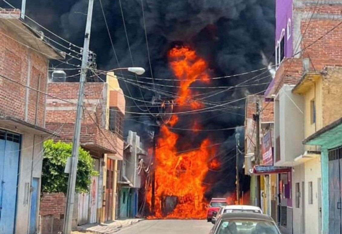 Camioneta cargada de 'huachicol' vuelca y se incendia en La Piedad