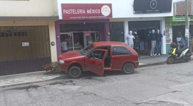 Choca su auto tras ser baleado y logra huir