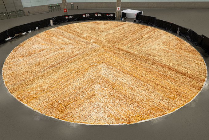 Youtuber y Pizza Hut crearon la pizza más grande del mundo