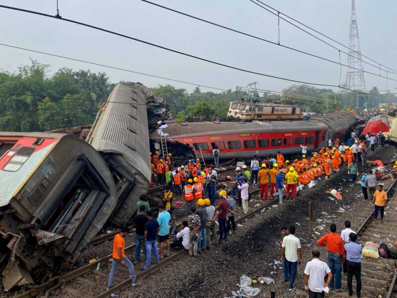 288 muertos en el peor accidente de tren en la India