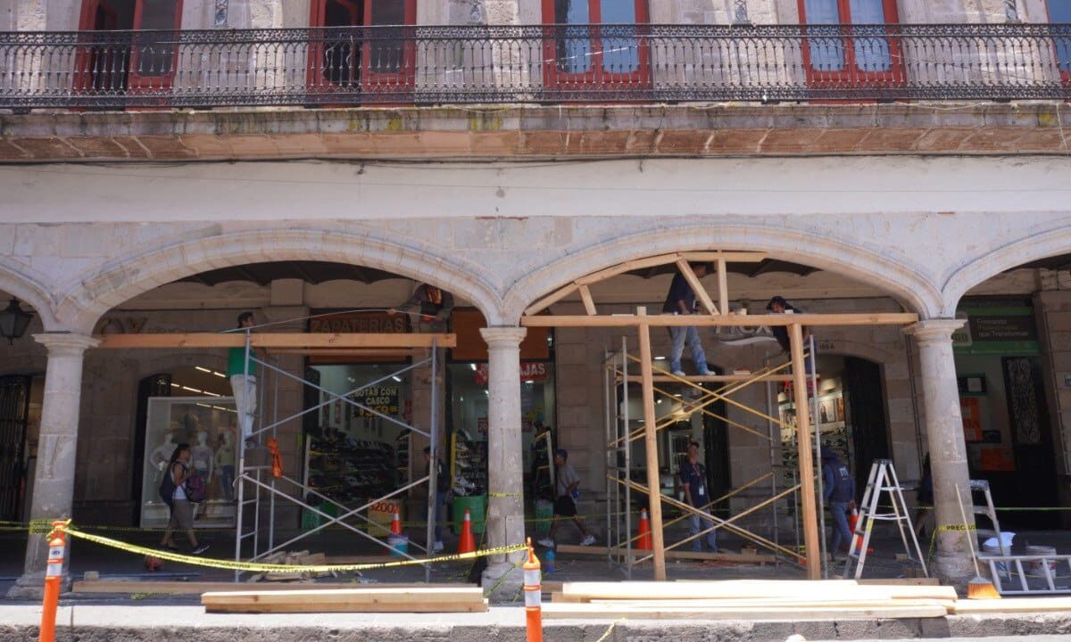 Ante posible colapso, apuntalan arquería en Portal Allende de Morelia