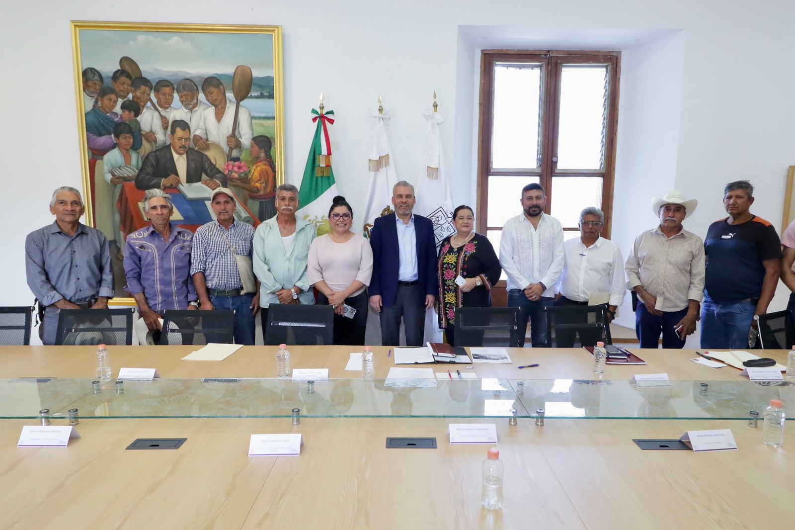 Atiende Bedolla comunidades de Uruapan
