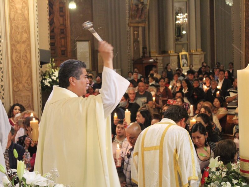 Exhorta Iglesia Católica a padres de familia a compartir con las madres tareas del hogar