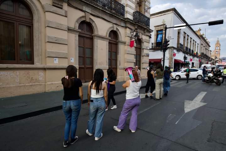 Feministas manifiestan Congreso Michoacán