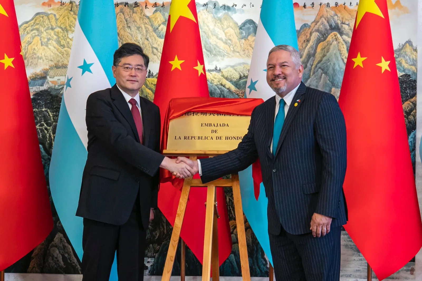 Inaugura Honduras embajada en China tras ruptura con Taiwán