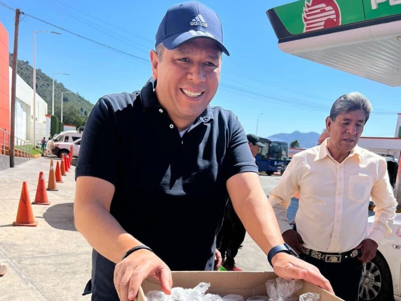 Juan Carlos Barragán, de diputado a "repartidor" de tortas en jornada electoral de Edomex