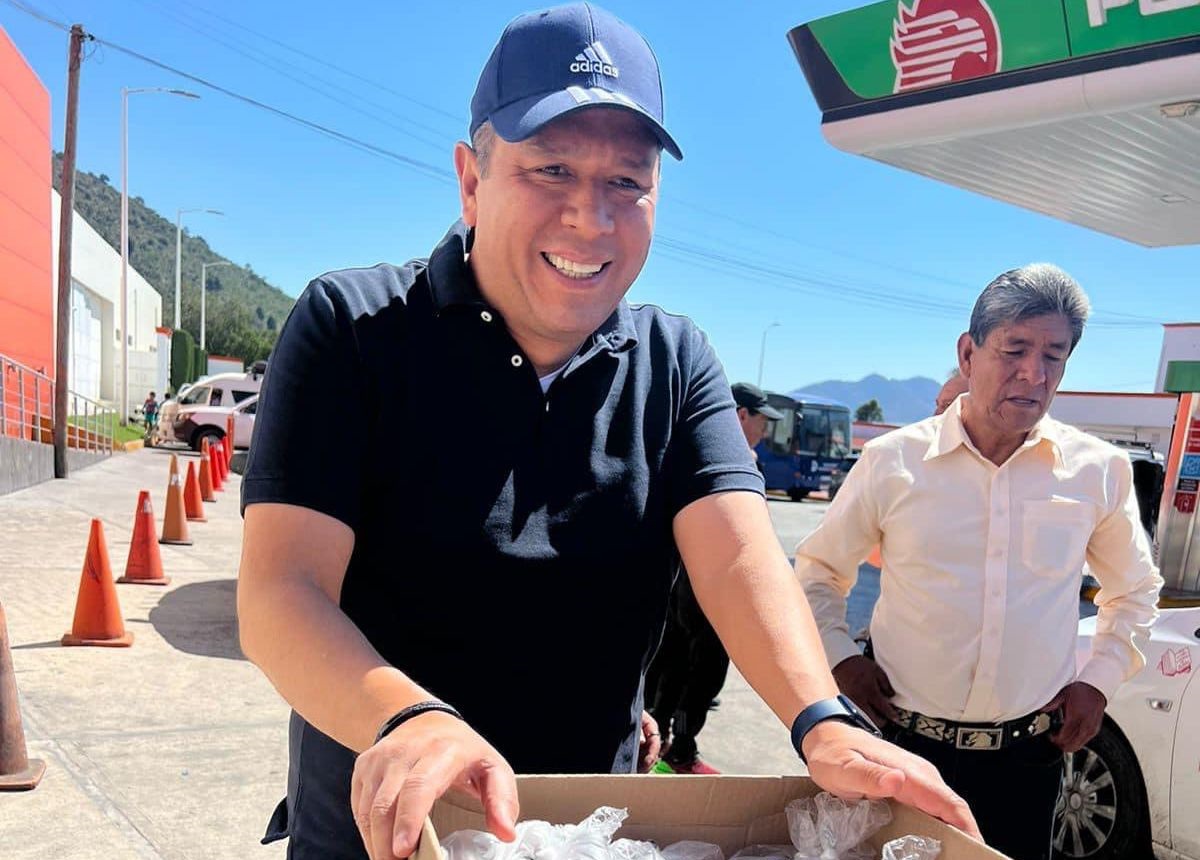 Juan Carlos Barragán, de diputado a "repartidor" de tortas en jornada electoral de Edomex