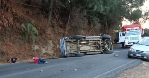 Vuelca camioneta con jornaleros sobre la carretera San Juan-Tancítaro