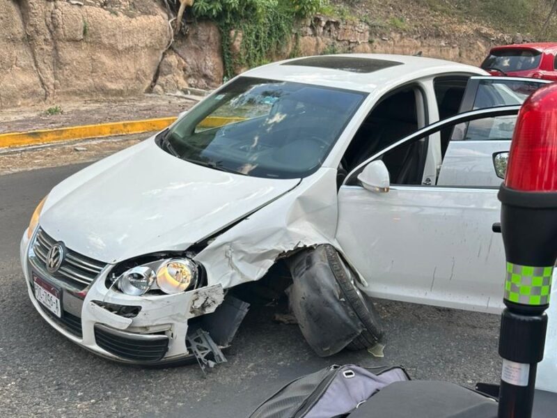 Conductor presuntamente intoxicado se fuga luego de chocar