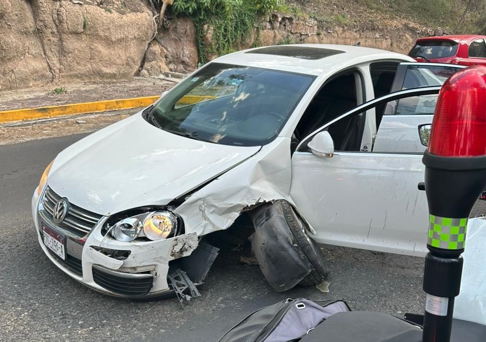 Conductor presuntamente intoxicado se fuga luego de chocar