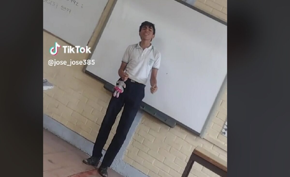 Alumno de secundaria se vuelve viral al cantar como José José