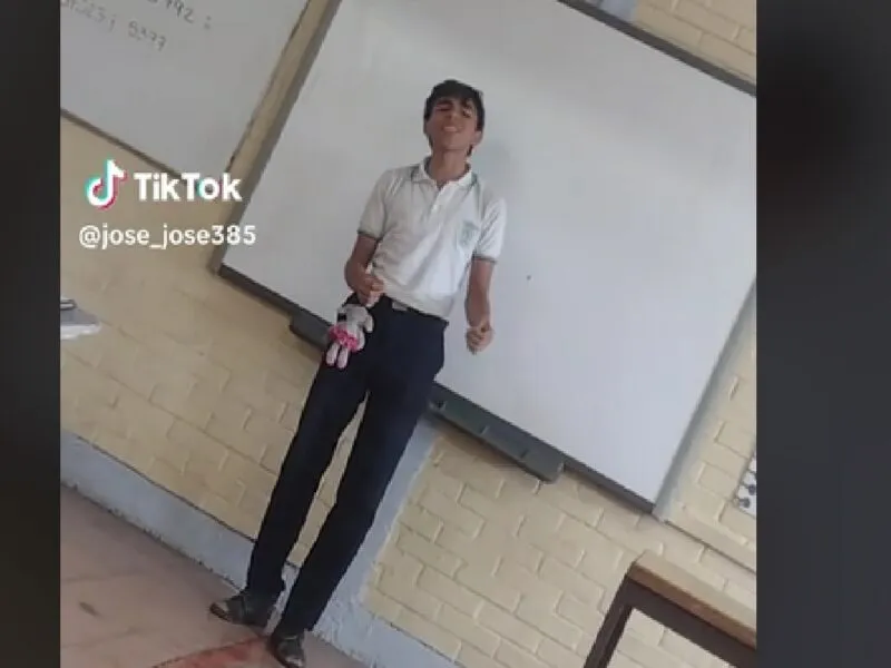 Alumno de secundaria se vuelve viral al cantar como José José