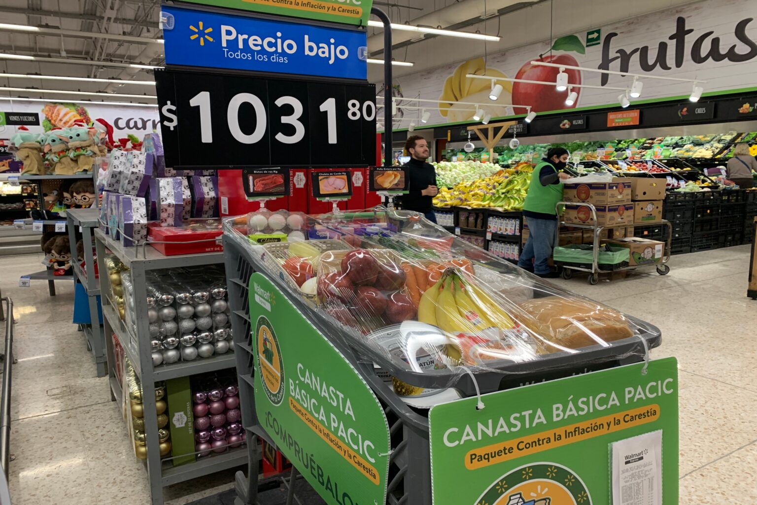 Grandes cadenas le “comen el mandado” a tianguis y mercados en costo de canasta básica