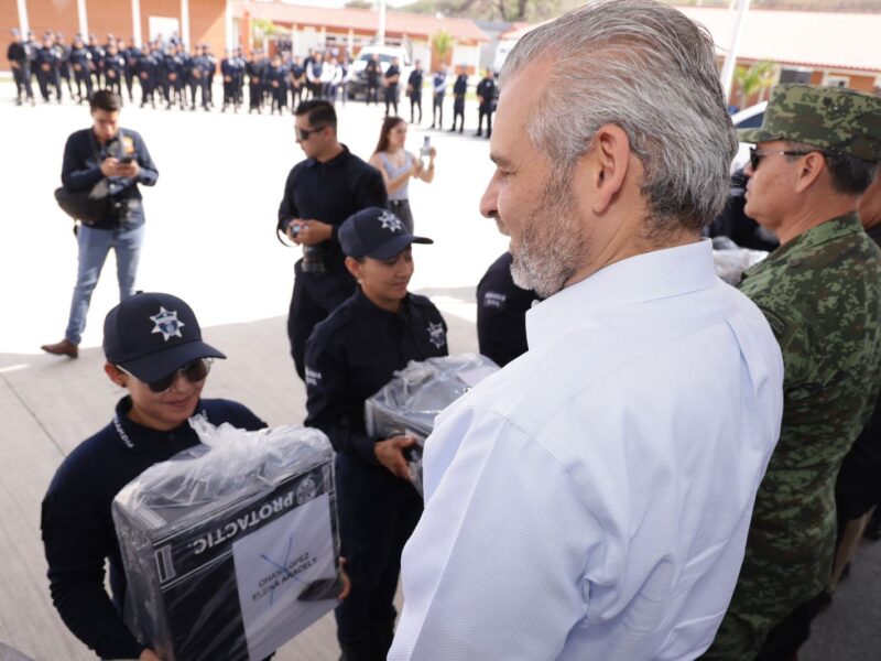 Inicia Bedolla entrega de segunda dotación de uniformes y equipos para Guardia Civil