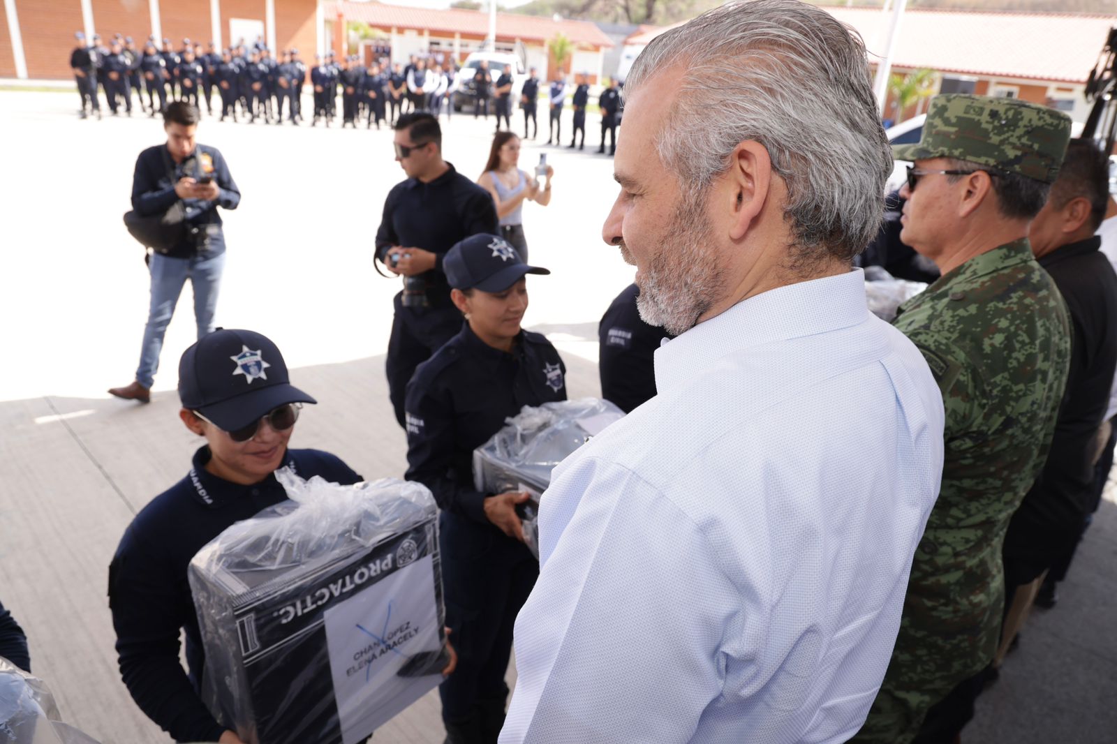 Inicia Bedolla entrega de segunda dotación de uniformes y equipos para Guardia Civil