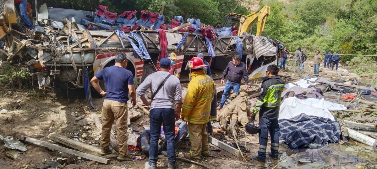 Mueren al menos 26 personas en volcadura de autobús en Oaxaca