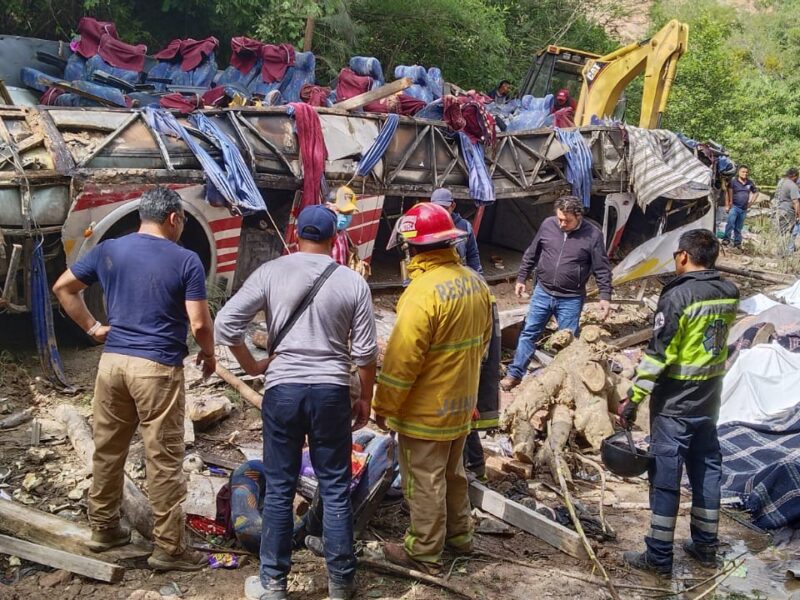 Mueren al menos 26 personas en volcadura de autobús en Oaxaca