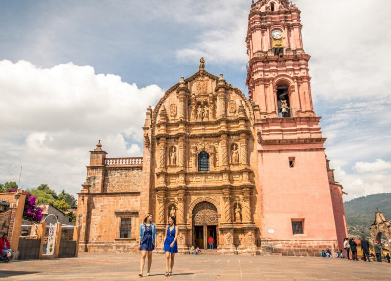 Pueblo Mágico de Michoacán, de origen mazahua, minero y eterna Navidad