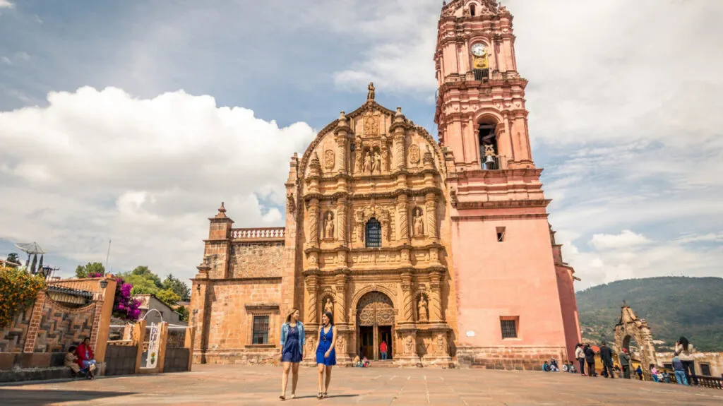 Pueblo Mágico de Michoacán, de origen mazahua, minero y eterna Navidad