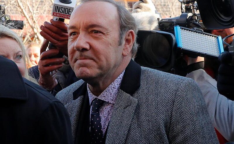 Queda el actor Kevin Spacey absuelto de acusaciones por abuso sexual