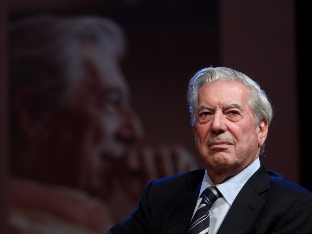 Por segunda vez, Mario Vargas Llosa hospitalizado por COVID-19