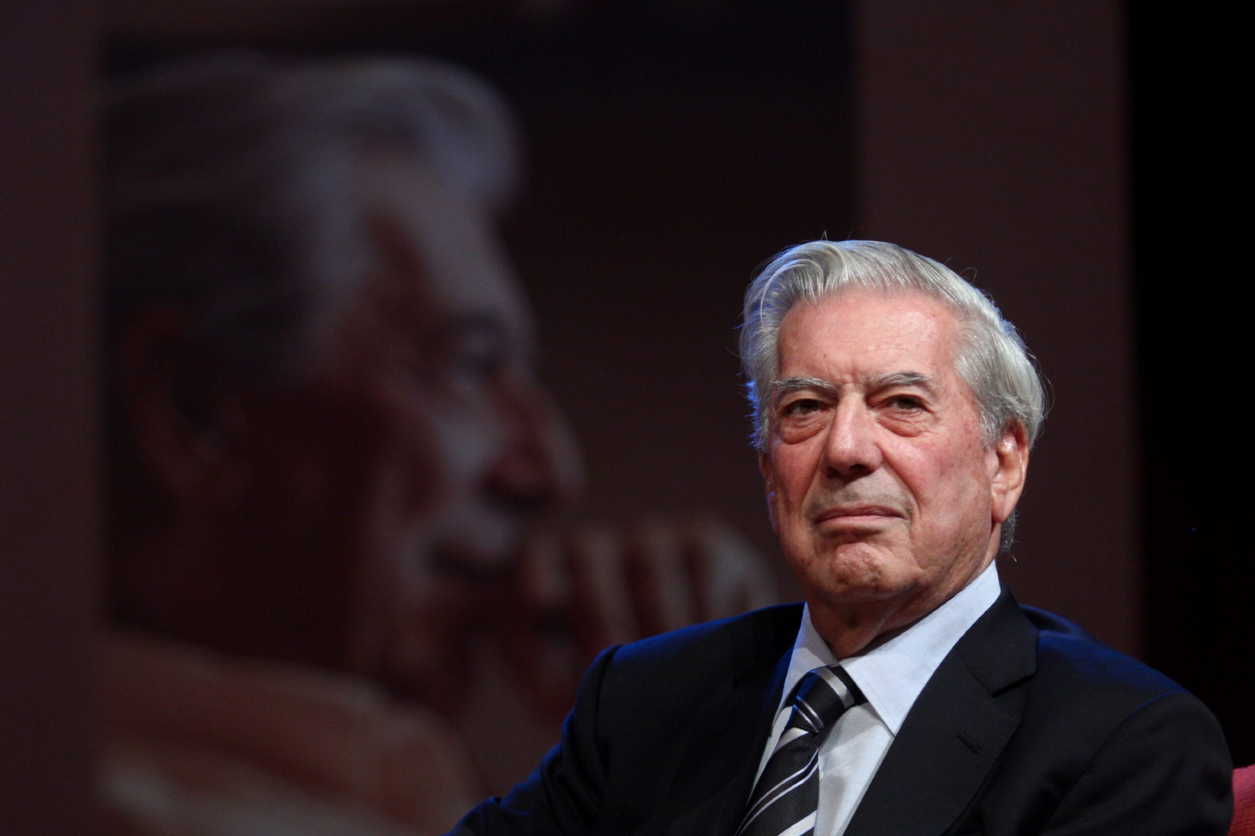 Por segunda vez, Mario Vargas Llosa hospitalizado por COVID-19