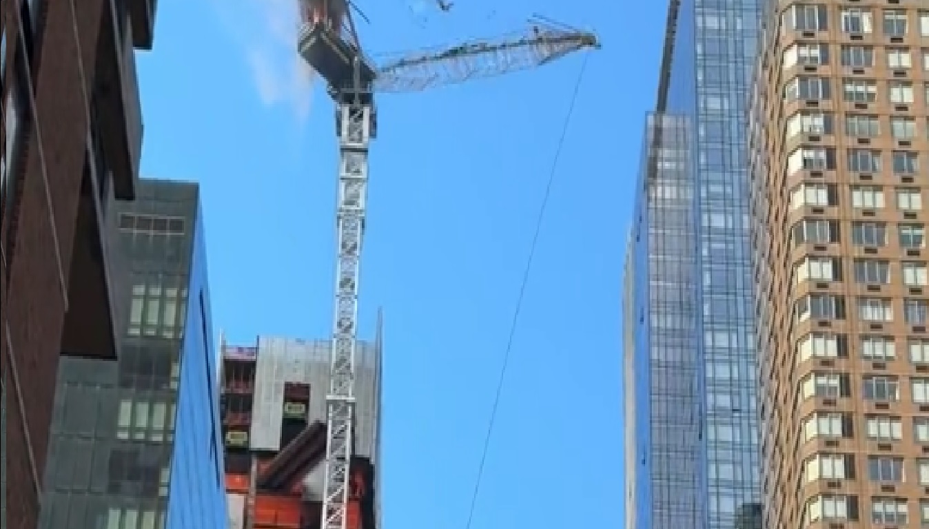 Suman al menos 6 heridos en Nueva York tras desplome de grúa
