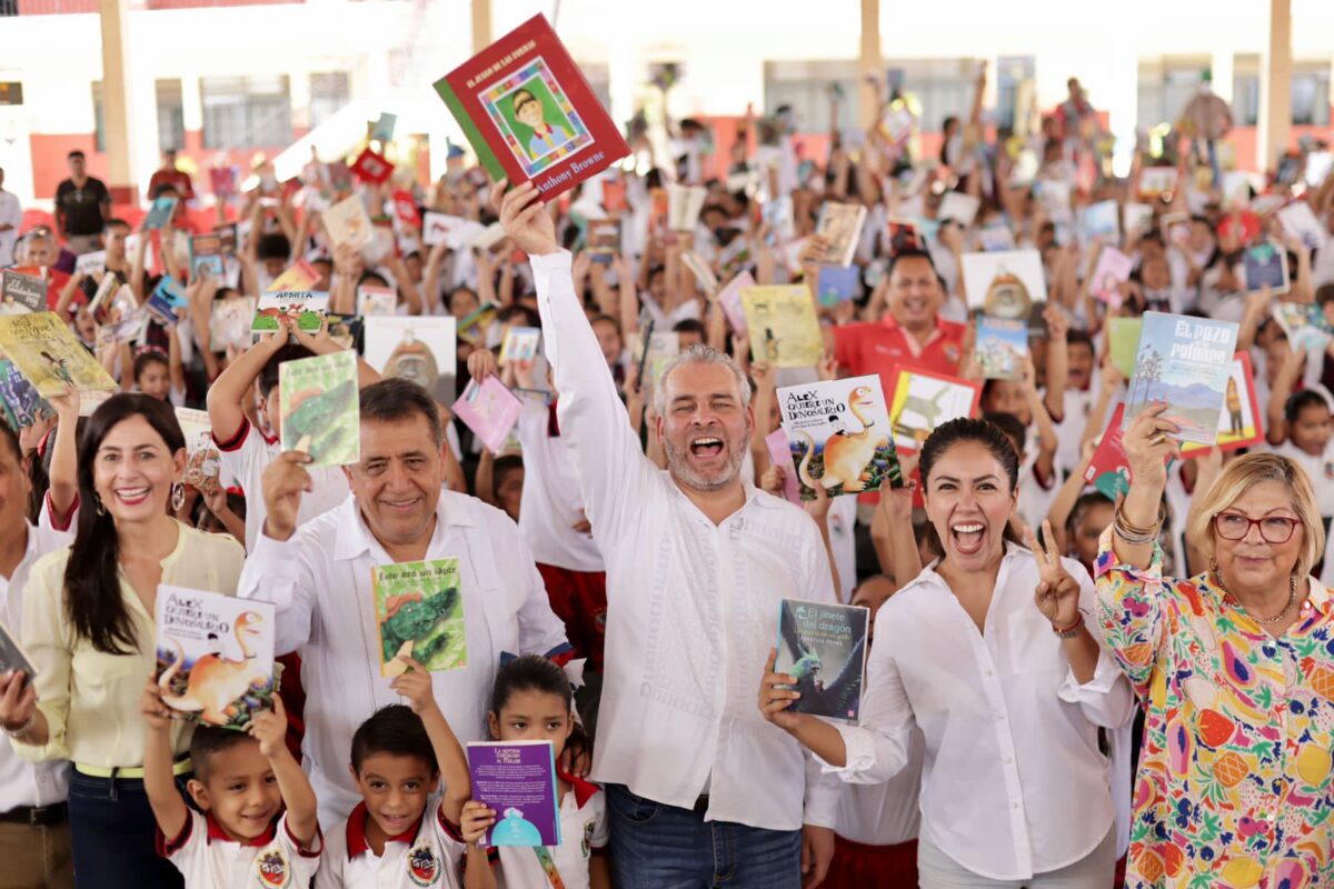 Bedolla fortalece históricamente la educación en Apatzingán