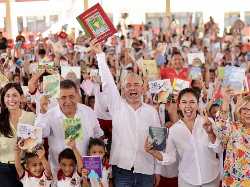 Bedolla fortalece históricamente la educación en Apatzingán