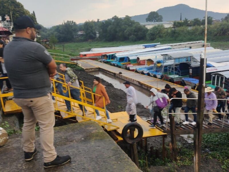 Rescatados, turistas varados en embarcación en Pátzcuaro