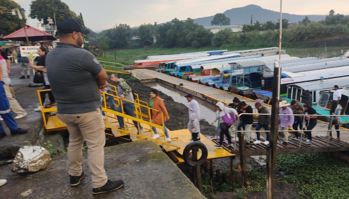 Rescatados, turistas varados en embarcación en Pátzcuaro