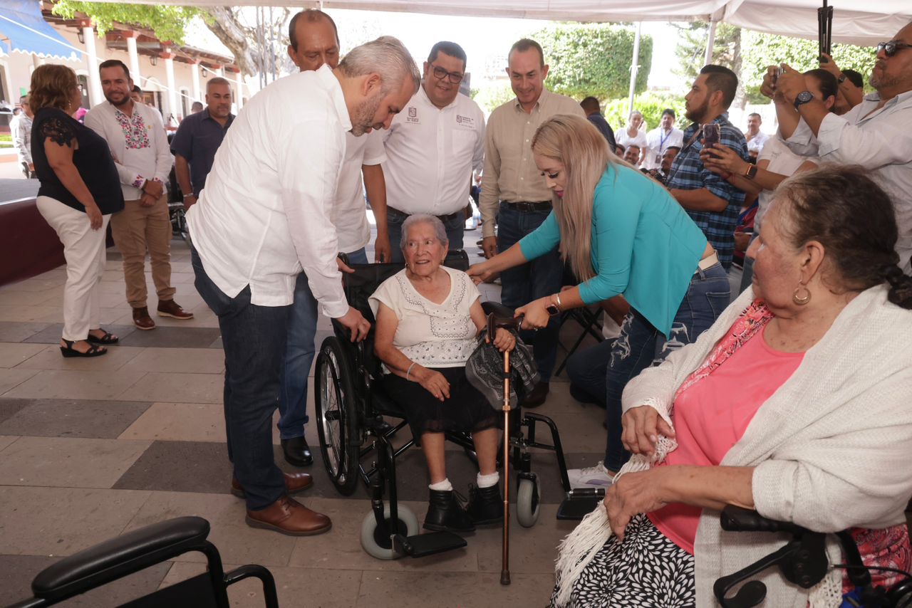 Arteaga sigue de pie con seguridad y actividad productiva: Bedolla