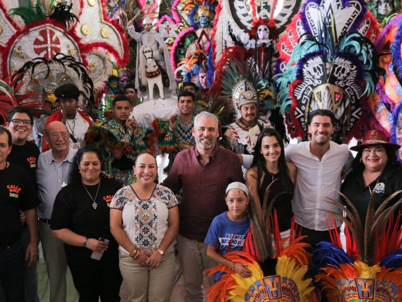 Reciben Tlahualies a Bedolla en su fiesta patronal