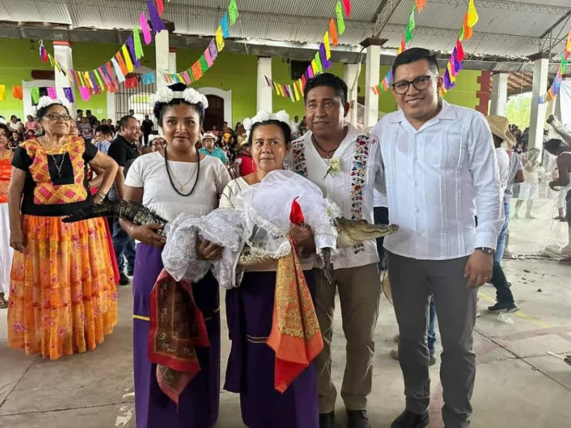 Alcalde de Oaxaca se casa con un caimán