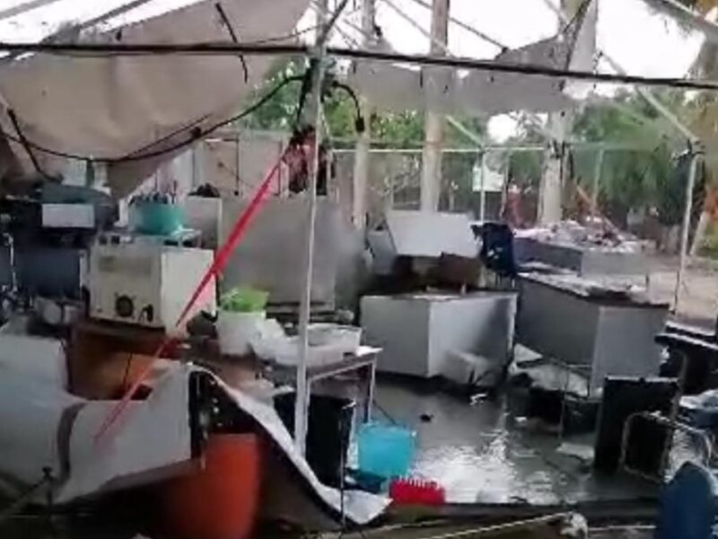 “Beatriz” causa daños en hospital móvil de Maruata en Michoacán