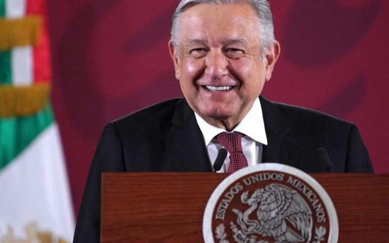 Acusa AMLO a ministra Piña de contratar a excolaborador de García Luna