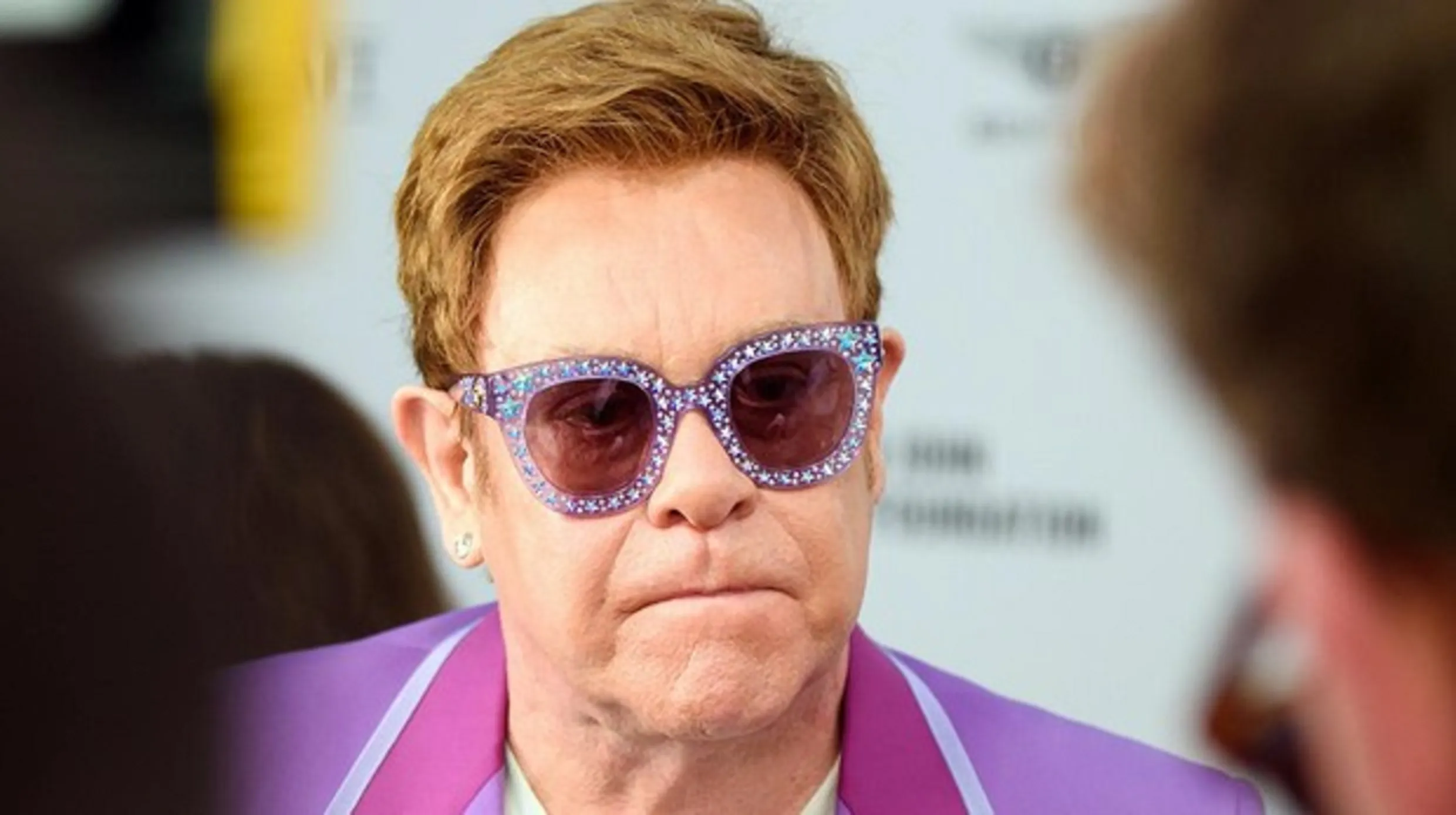 Internan de emergencia a Elton John tras accidente en su casa