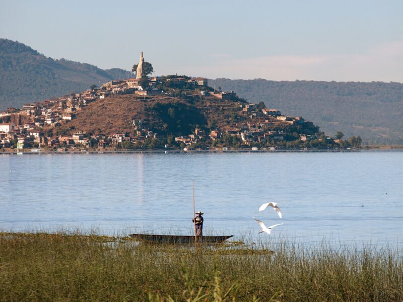 Qué municipios se encuentran a las orillas del lago de Pátzcuaro