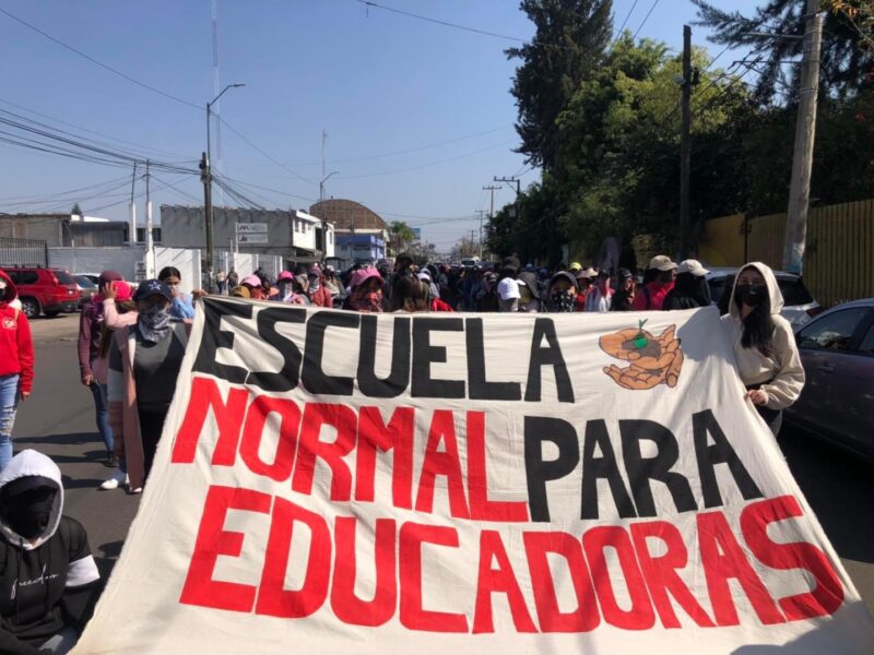 Normalistas bloquean Siervo de la Nación, exigen a IEMSySEM respetar acuerdos