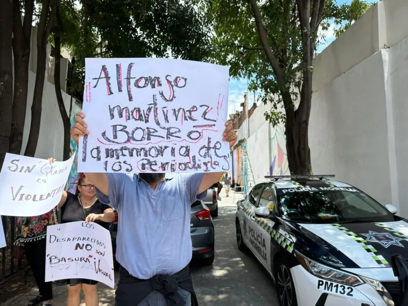 Restitución de memorial en Plaza de la Paz, exigen periodistas a Alfonso Martínez