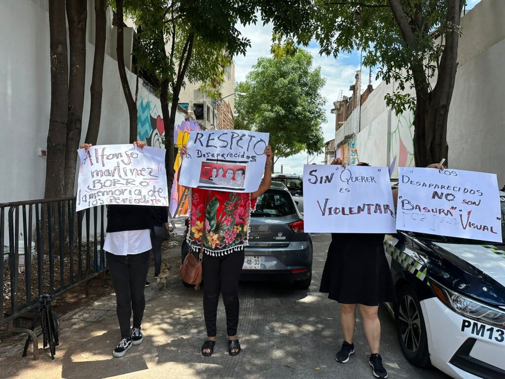 Restitución de memorial en Plaza de la Paz, exigen periodistas a Alfonso Martínez