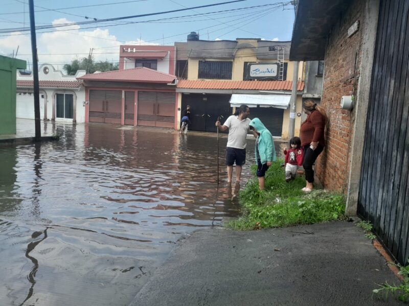 Residentes de Morelia asumen medidas para evitar inundaciones