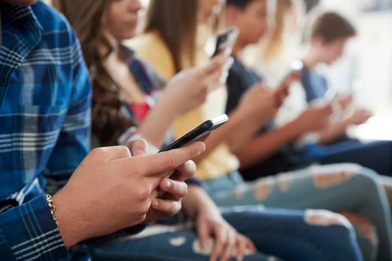 Propone China restringir uso de celulares a adolescentes