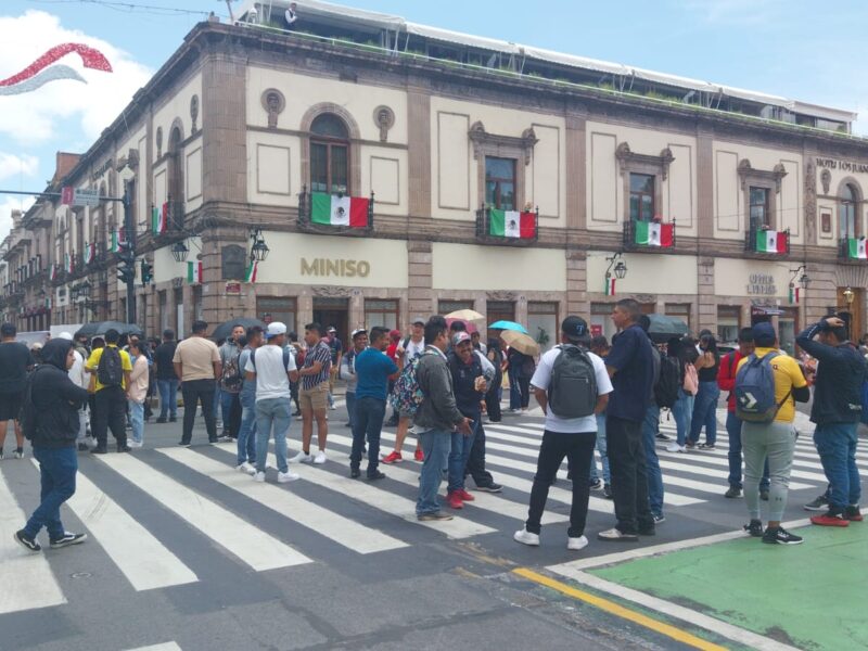 Egresados normalistas se manifiestan en Morelia; exigen contratación