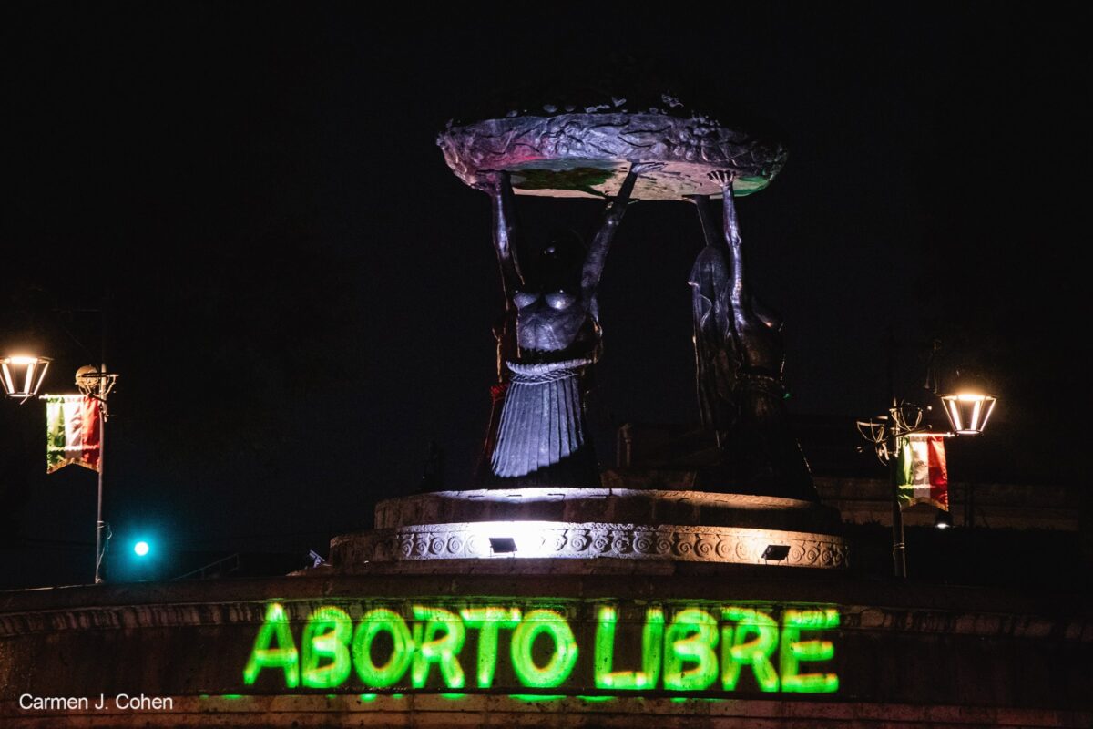 Feministas intervienen edificios públicos abogando por el aborto legal