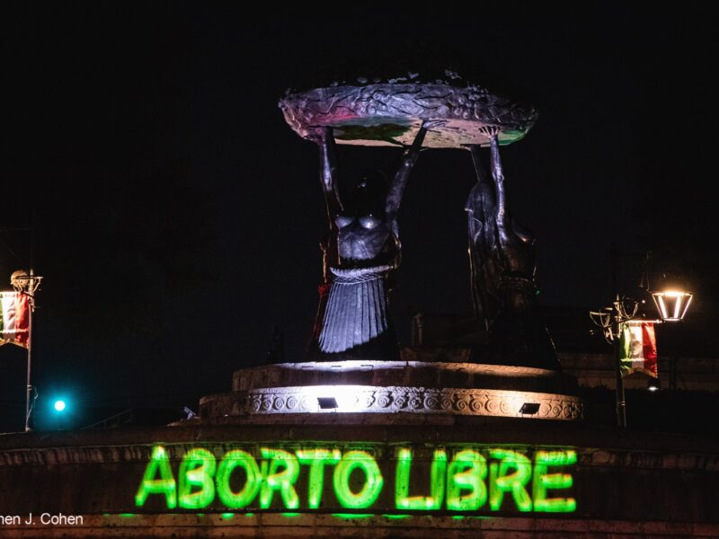 Feministas intervienen edificios públicos abogando por el aborto legal