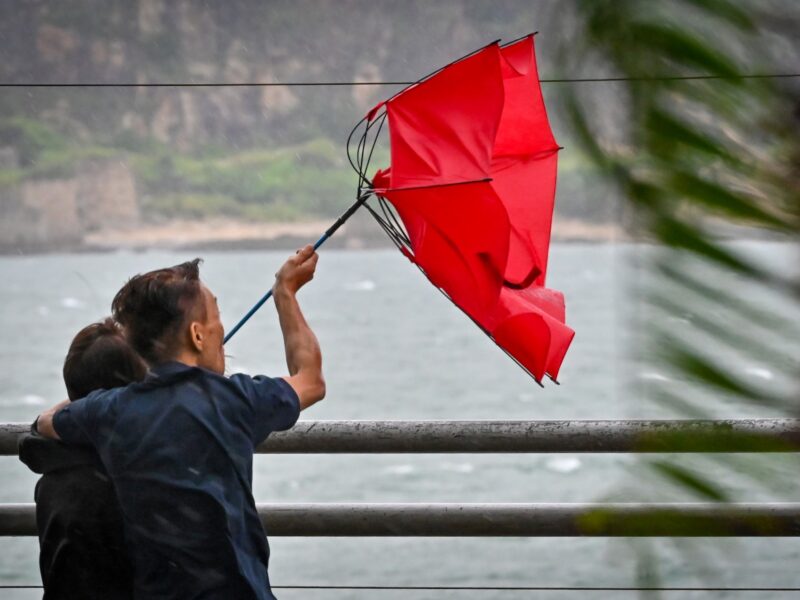 Arrastra supertifón Saola a mujer en calles de Hong Kong