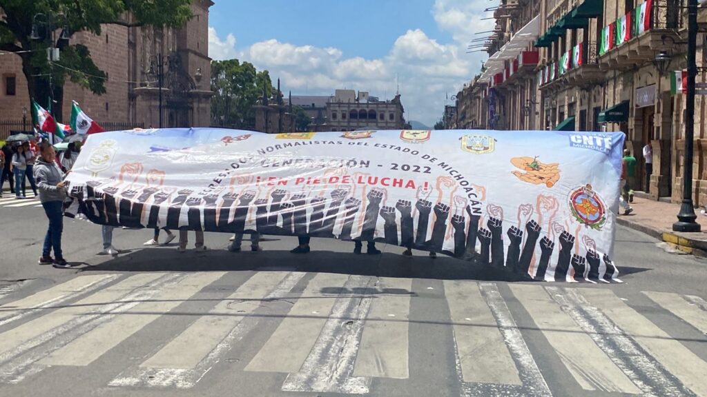 Marchas de egresados normalistas seguirán en Morelia; piden respeto de acuerdos