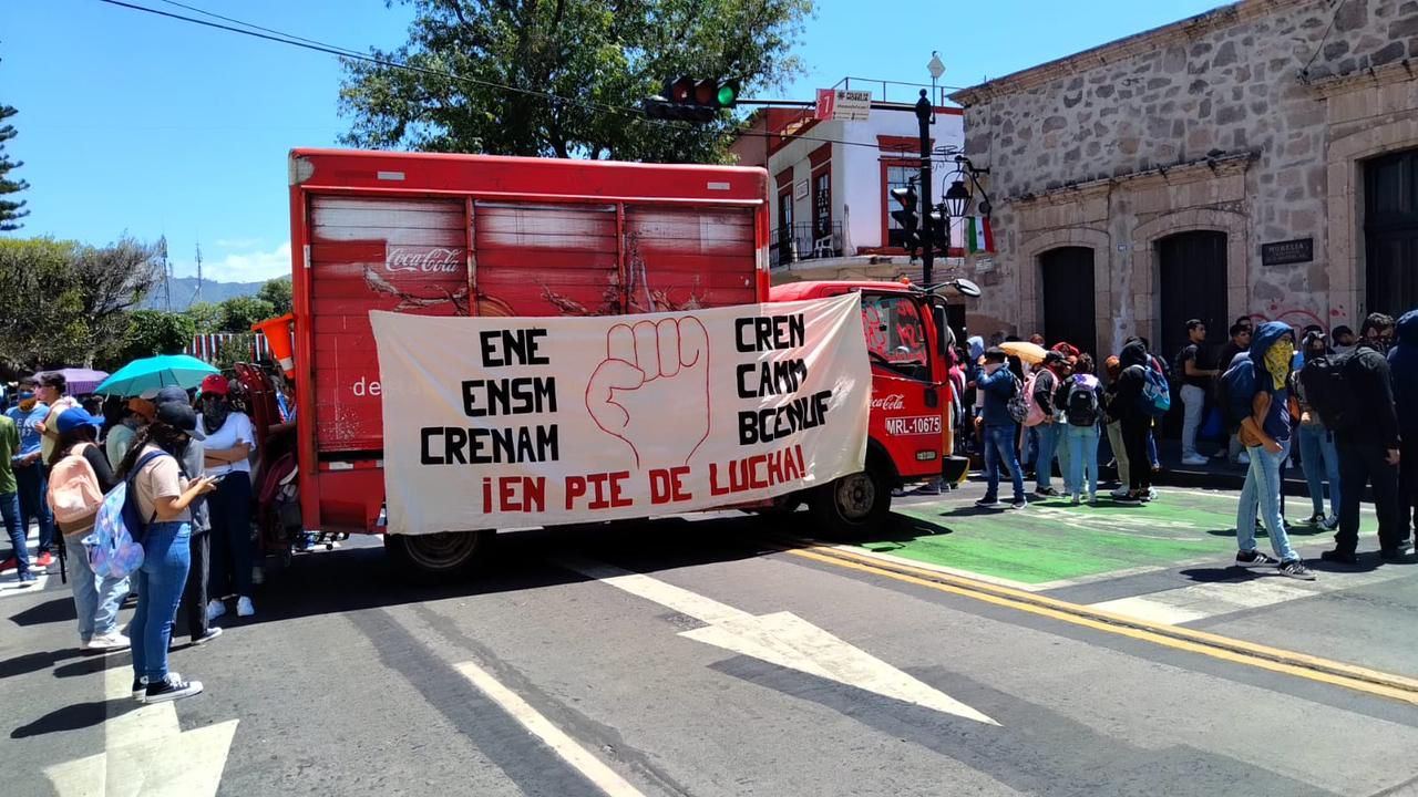 Normalistas radicalizan protestas; retienen vehículos y sustraen mercancía